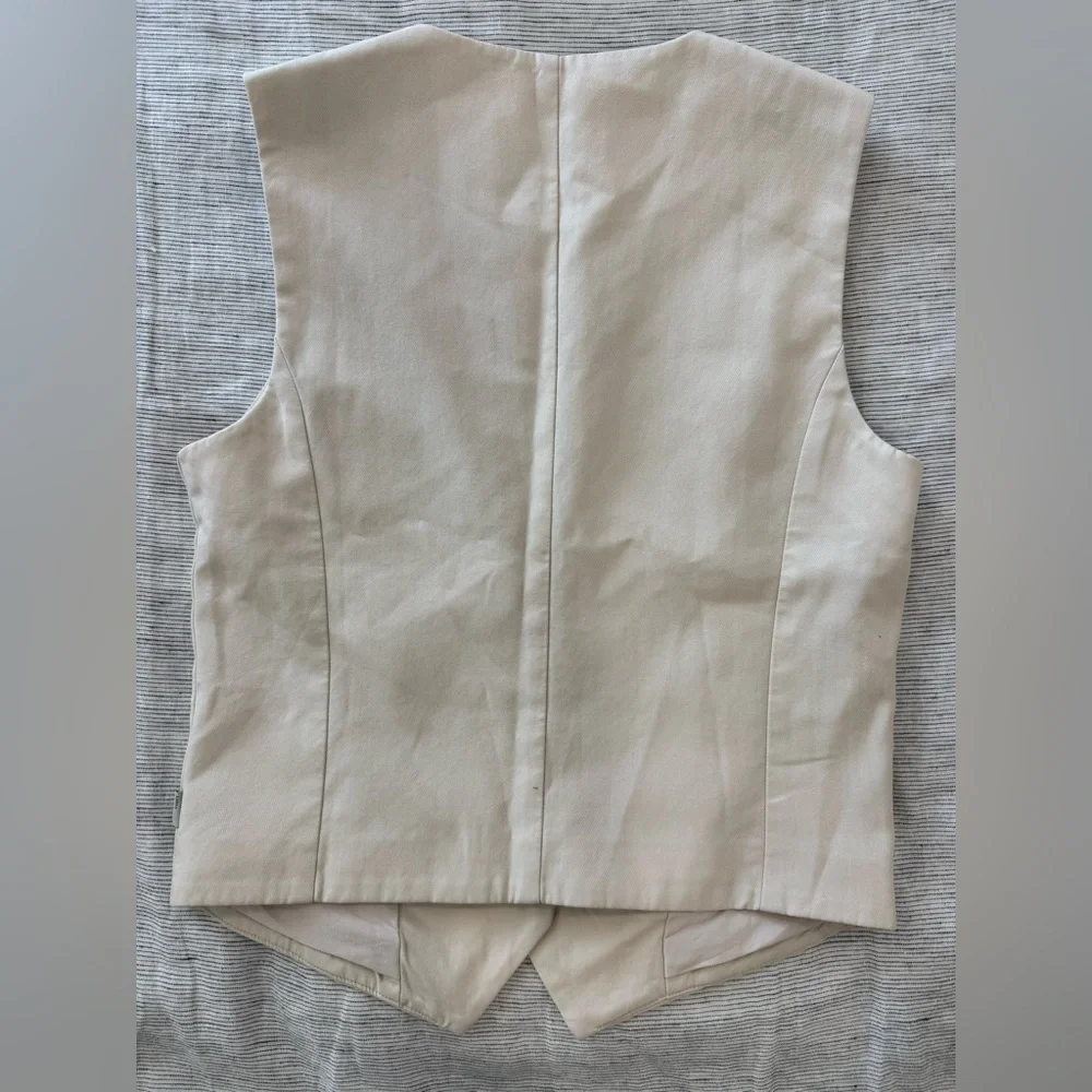Vuori Women's Beige Coastline Vest. - Picture 3 of 5